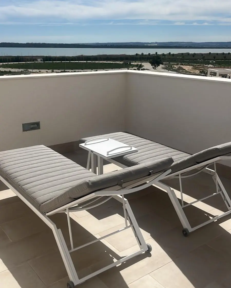 De ligbedden op het dakterras, met het zoutmeer aan de horizon