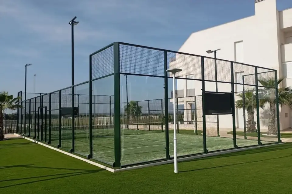 De padelbaan van het complex, met glazen wanden
