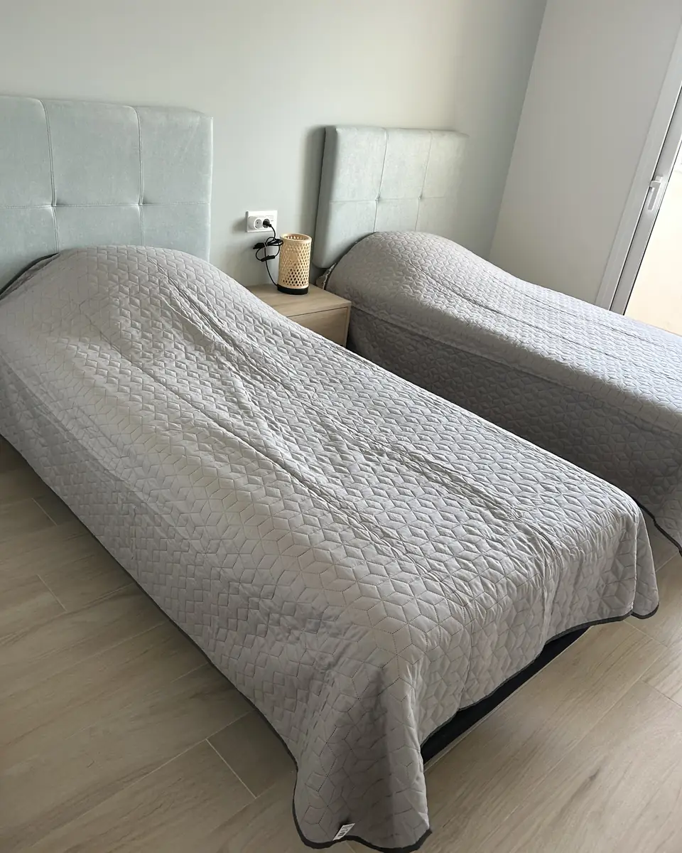 Slaapkamer met twee losse eenpersoonsbedden