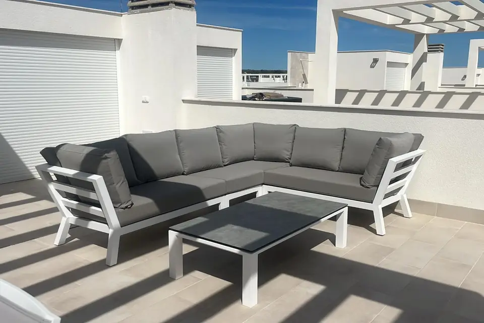 De hoekbank op het dakterras in de zon